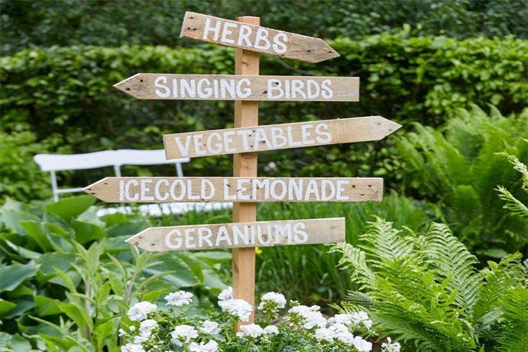 如何用剩余的油漆和木條DIY制作植物花園的路標