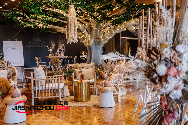 長(zhǎng)沙仿真樹(shù)生機(jī)勃勃的景象吸引四面八方的游客駐足欣賞