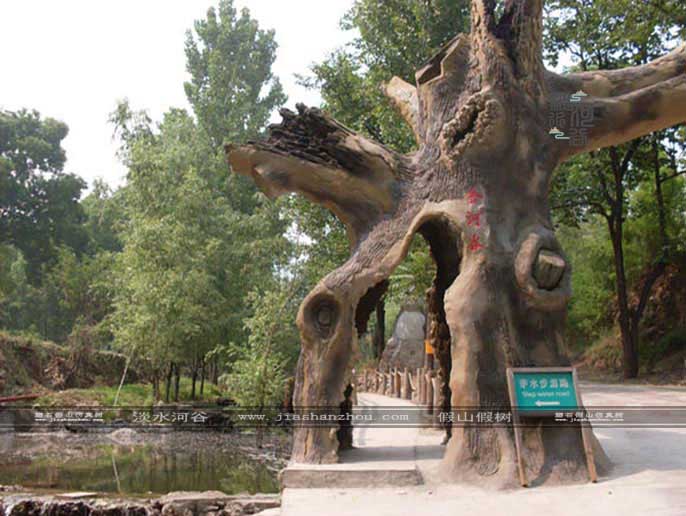 仿真樹大門.jpg 仿真樹大門