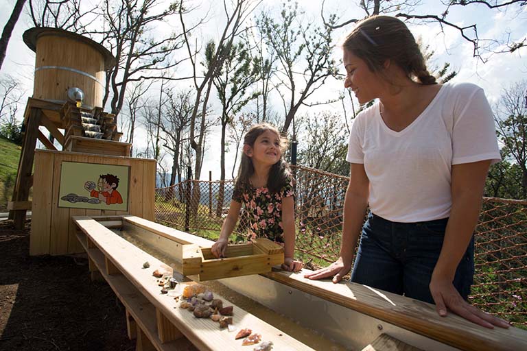 兒童淘礦石.jpg 兒童淘礦石