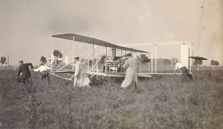 學生在霍夫曼草原飛行場移動懷特B傳單.jpg 學生在霍夫曼草原飛行場移動懷特B傳單