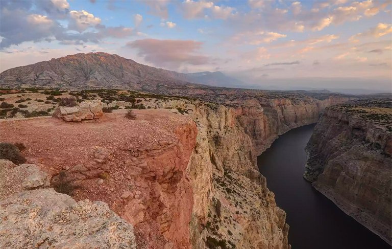 普賴爾山脈和河流蜿蜒穿過峽谷.jpg 普賴爾山脈和河流蜿蜒穿過峽谷