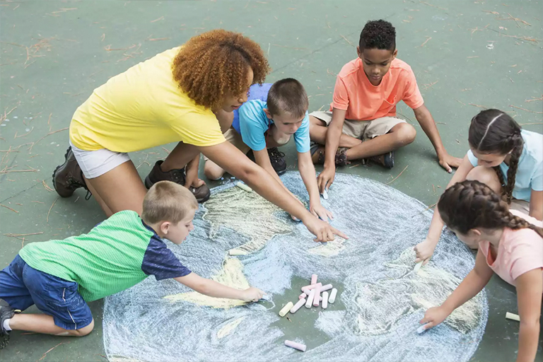 孩子們用粉筆畫地球儀