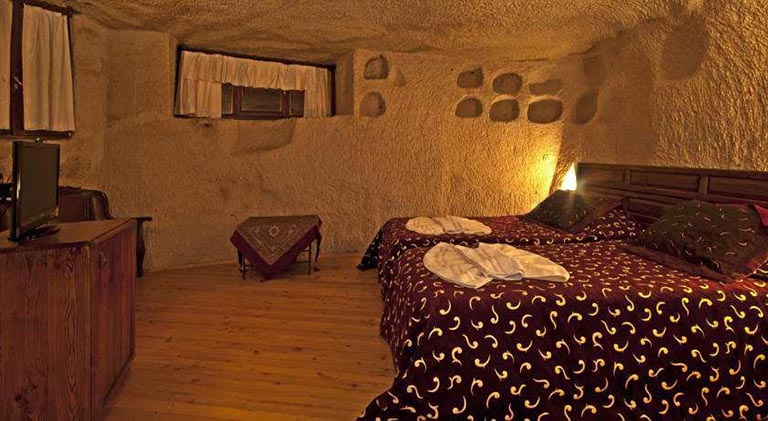 洞穴轟趴館.jpg 洞穴轟趴館