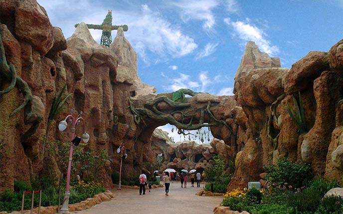 仿真假山.jpg 仿真假山.jpg