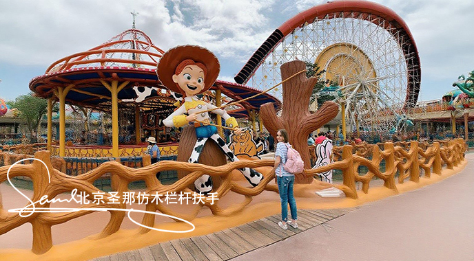 1750841369732304.jpeg jimeng-2025-06-25-2592-正在施工制作的旅游區(qū)樓梯室外安全圍欄設(shè)計(jì)制作過程,美工正在施工制作,先用鋼筋焊接....jpeg